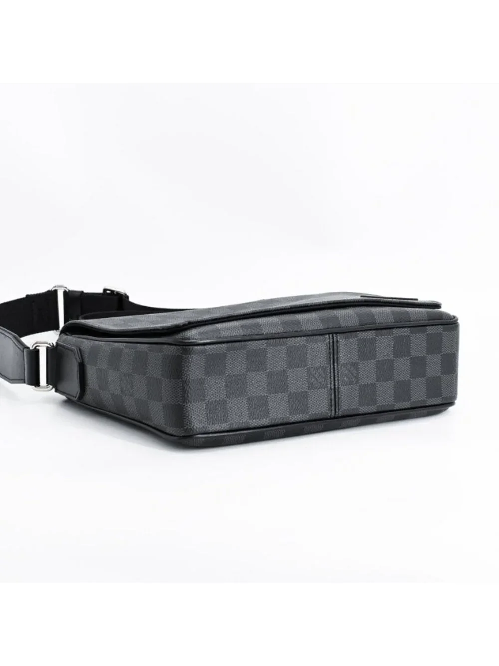 Louis Vuitton Shoulder Bag District